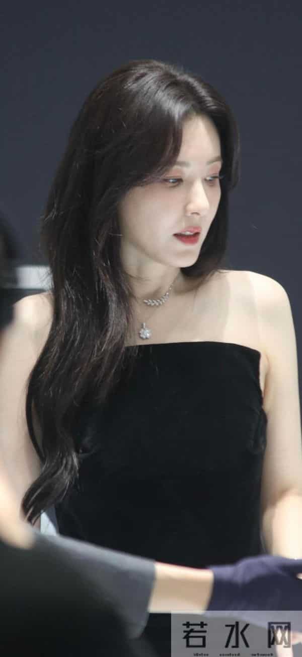 怼脸镜头下的曾黎,依然美艳动人