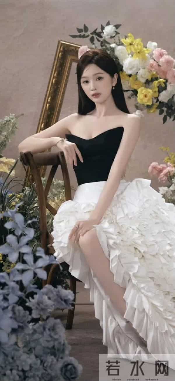 吴宣仪｜黑纱裙配花境写真，这“清冷贵气大小姐”氛围感直接封神