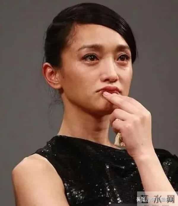 50岁周迅头发花白,瘪嘴模样一脸老态认不出,无儿无女成最大遗憾