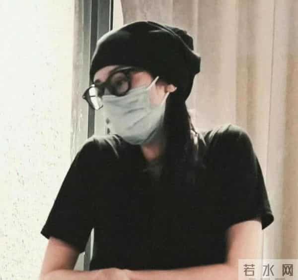 迪丽热巴现身南京!脖子前倾严重依旧在咳嗽,给主持人打伞好暖心