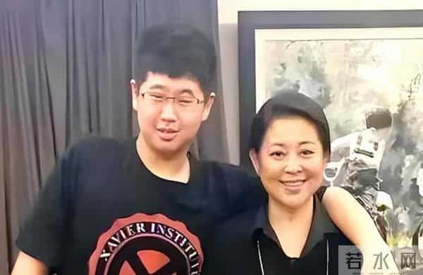 倪萍：半生从容，却为1.97 米的儿子操碎了心，有两大担忧