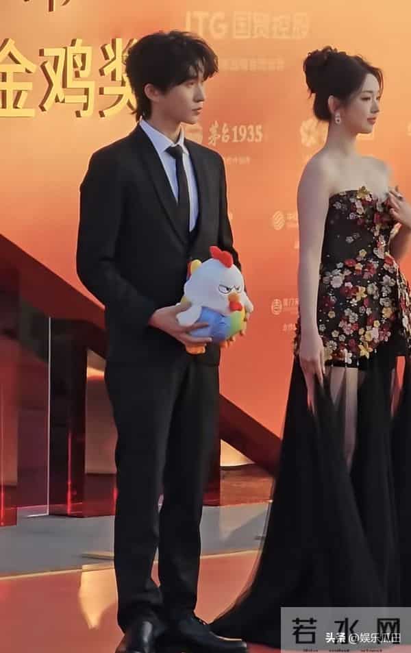 李柯以亮相金鸡奖红毯 抹胸短裙搭黑纱 个高腿长 气质颜值不输女明星