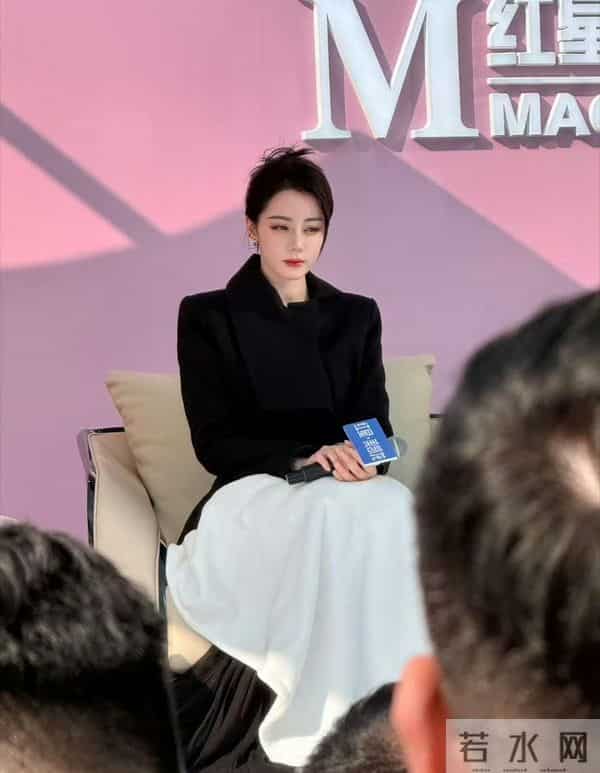 顶流号召力炸了！热巴全黑造型女王范拉满，温柔细节获赞无数！