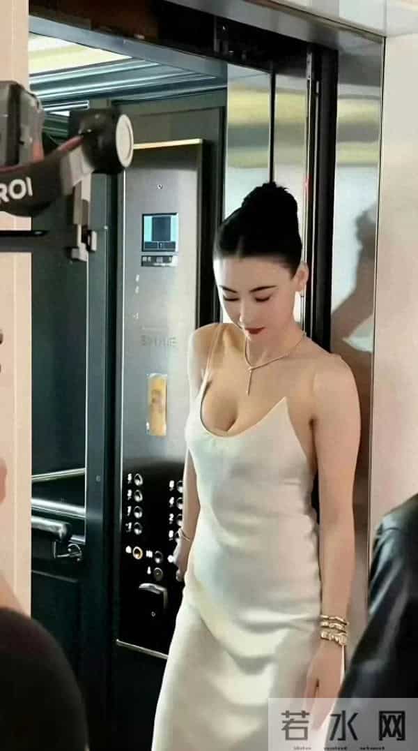 45岁张柏芝生图流出，膀大腰圆，身材发福，别说还挺性感