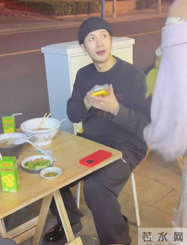 王嘉尔在上海街头吃路边摊被偶遇,好多女粉丝找他合照,太帅了。