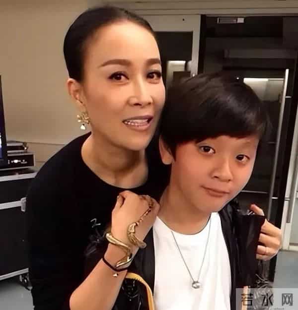 被爆家丑2个月后，58岁那英凭2个动作，实现口碑逆转