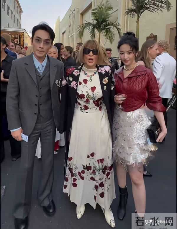 刘亦菲朱一龙洛杉矶同框,37岁朱一龙害羞拘谨,绷得笔直不敢看她