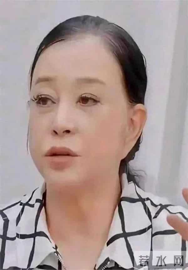 75岁刘晓庆生图流出,头发稀疏快要秃顶,但还是比同龄人显得年轻