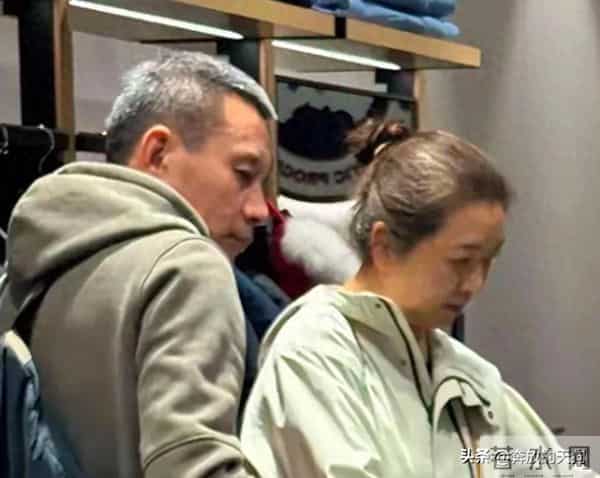 56岁江珊和老公逛街,背超大购物袋满头白发,田小洁耐心陪伴