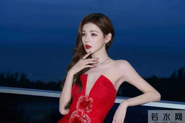 张予曦身穿一袭抹胸红色礼服裙，妖艳的像一朵“红玫瑰”