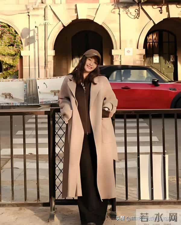 王子文真是小个子穿搭标杆!大衣+阔腿裤+棒球帽,时髦显高又减龄