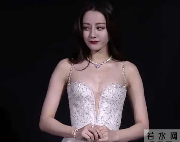 迪丽热巴空降家居城！五官锋利皮肤紧致，与连病仨月状态差别大