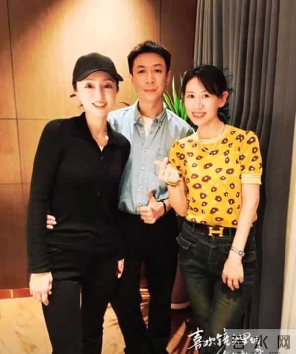 董璇夫妇看大张伟演唱会，张维伊困到不停打哈欠，不忘护着老婆