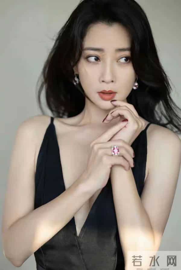 殷桃这身材看起来确实是太美了，不过这大体格子看起来非常健康