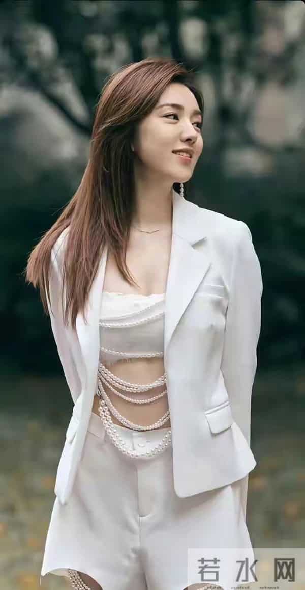 王晓晨身材前凸后翘,大白兔饱满,笑容可爱,超级吸引人,超爱了