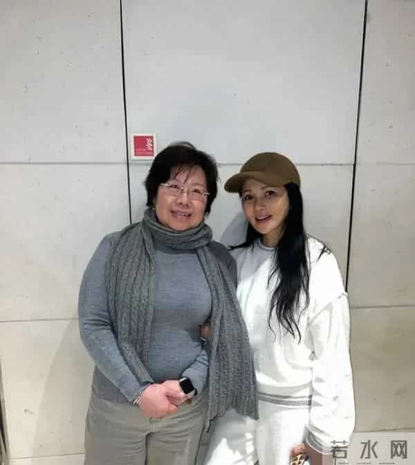 57岁伊能静在英国被偶遇，淡妆出镜，网友-我以为是旁边的老奶奶