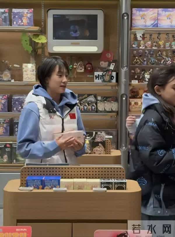 网友北京三里屯偶遇张家齐、苑浩妍逛街 张家齐本人又美又灵 超漂亮