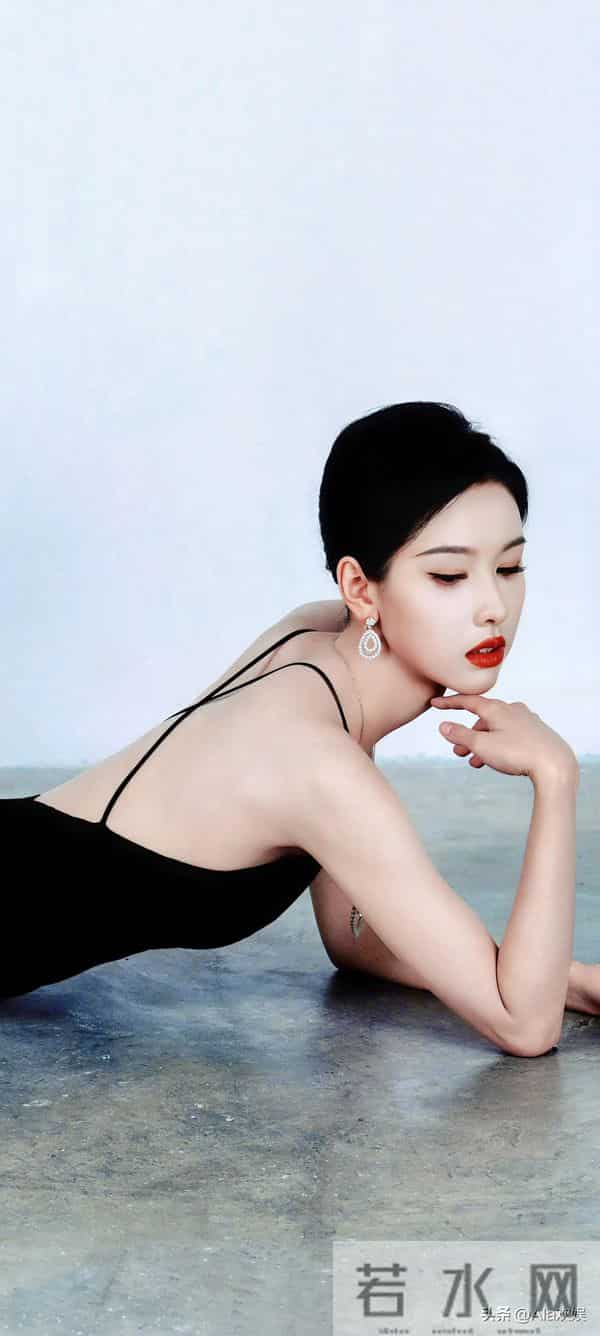 陈都灵身着修身露背礼服美轮美奂