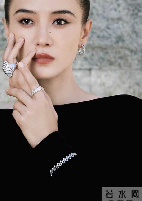 厦门这一夜,美艳四射的辛芷蕾和倪妮,败给了全&39;裹&39;出镜的宁静