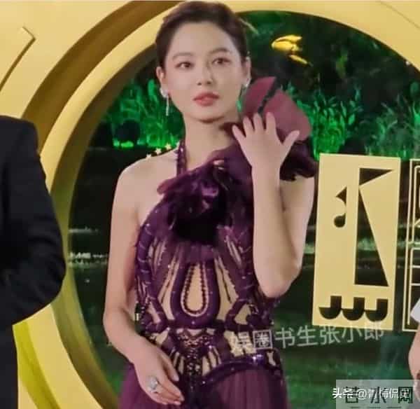 金鸡奖红毯:关晓彤衣服太丑,叶童装嫩,宋佳大露背,倪妮赢麻了