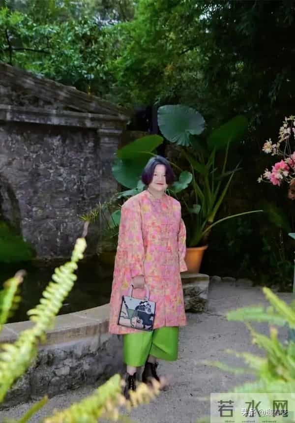 64岁洪晃大变样，瘦了二十斤 背Dior包气质绝，果然人靠衣装马靠鞍