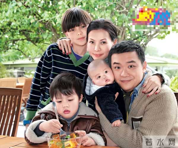 雷颂德夫妇同框放闪,移民英国生活富足惬意,模特太太被赞不见老