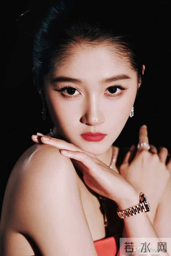 关晓彤到底什么时候可以放弃肩颈线条