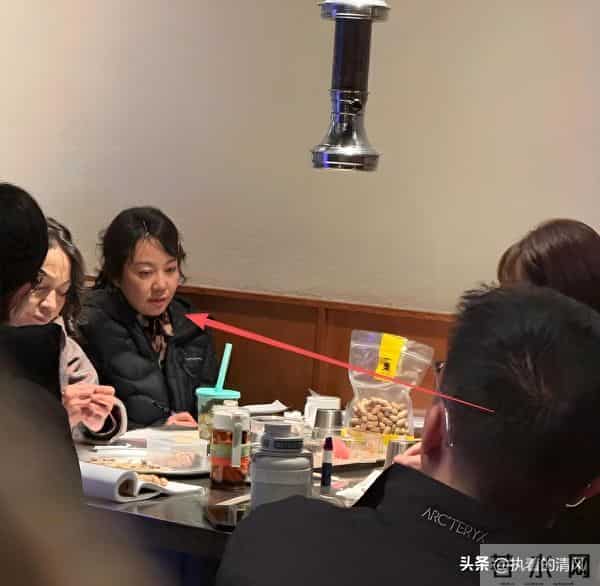 闫妮在沈阳烤肉店,任素汐吐雾抢眼,桌上没肉全是干果!