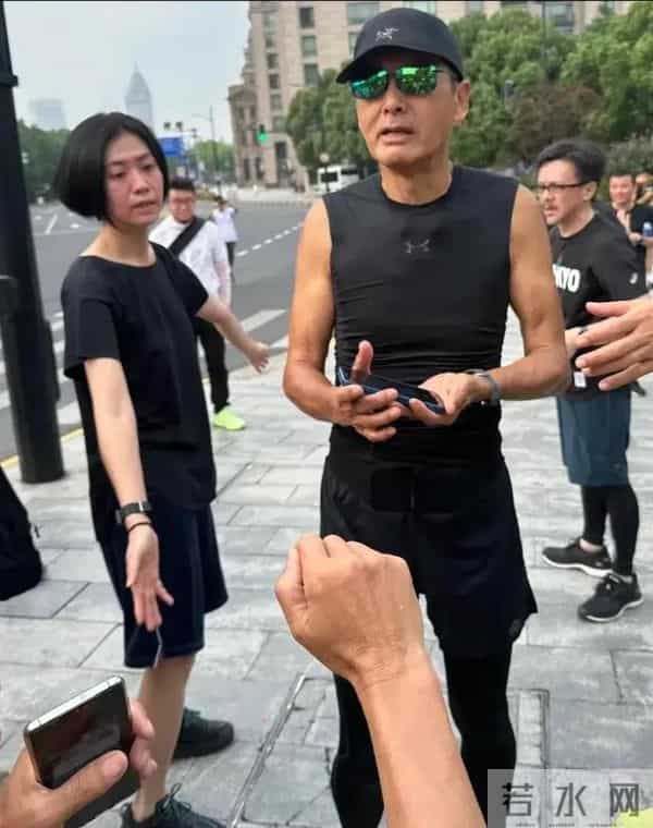 70岁周润发增肥20斤 白发染黑 刮胡子年轻20岁 梦回上海滩 小孩看呆了