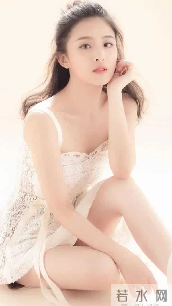 酸酸甜甜的张含韵,本以为她是甜妹,没想到身材这么好