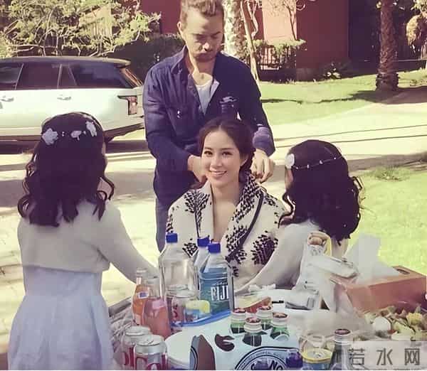 她14岁就长得“倾国倾城”，被富豪花7亿娶回家，8年生下4个娃