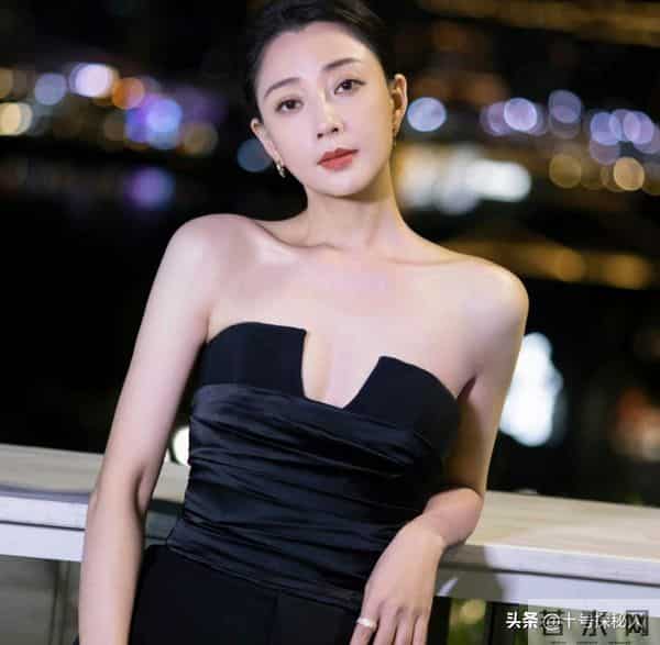 她是演员中的女富豪，多辆豪车轮流开，现在45岁却活得像20岁