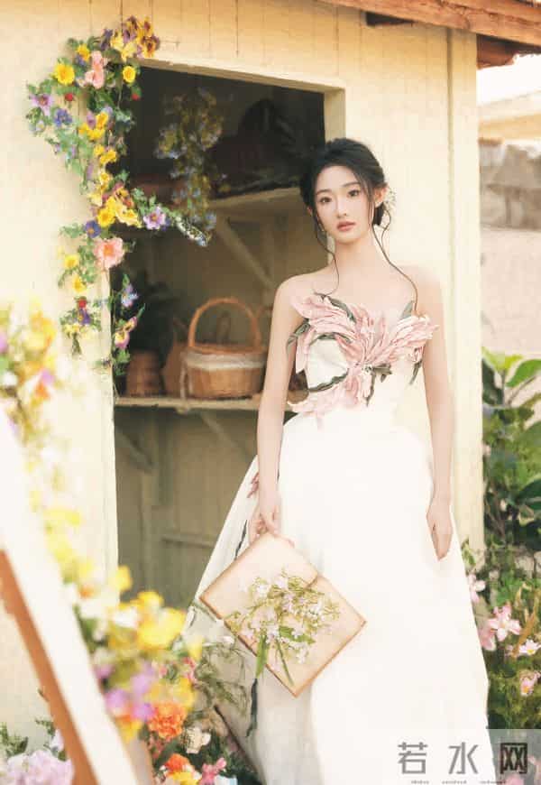 白裙缀着粉瓣似的褶皱,浸在满院花簇的软光里
