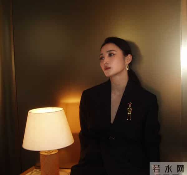 蒋勤勤晒厦门金鸡奖美照,黑条纹西装配马尾,知性精致好惊艳