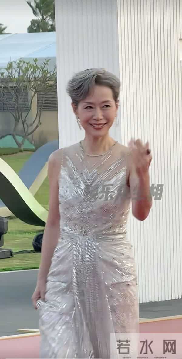62岁叶童状态好优雅!穿银色亮钻裙亮相金鸡奖红毯,还脚踩恨天高