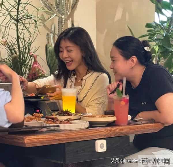 邓家佳和家人在重庆餐馆吃烤鱼,虽然她42岁了,但外表很显年轻