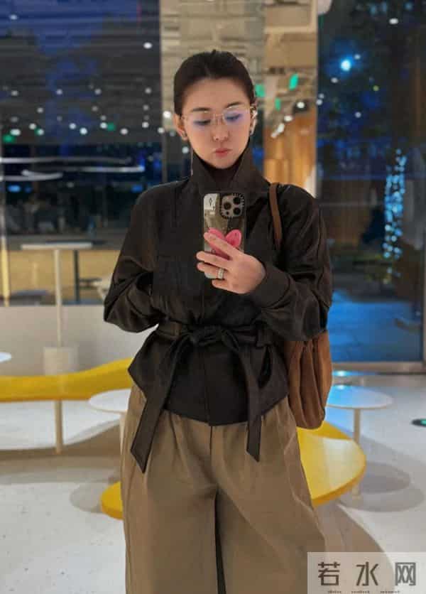 李小萌逛街喝咖啡，40岁皮肤很水灵，本人发的照片与生图有差距