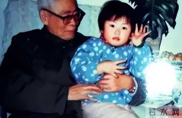 人老珠黄?41岁朱珠现身机场,白发明显皱纹也多,断崖衰老不敢认