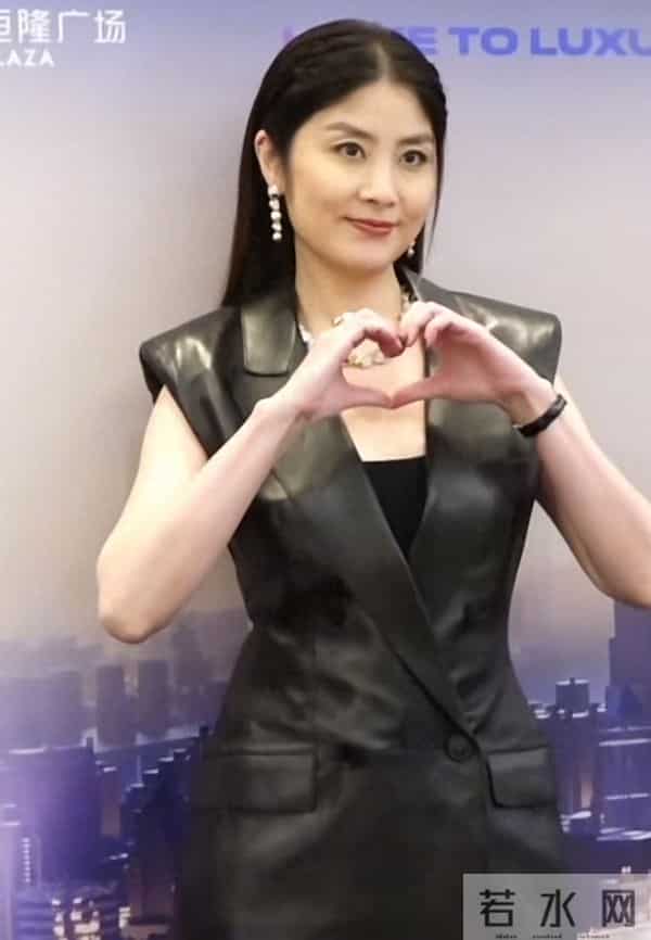 53岁陈慧琳年轻如少女，状态不减反增，一身黑色皮衣唱跳俱佳