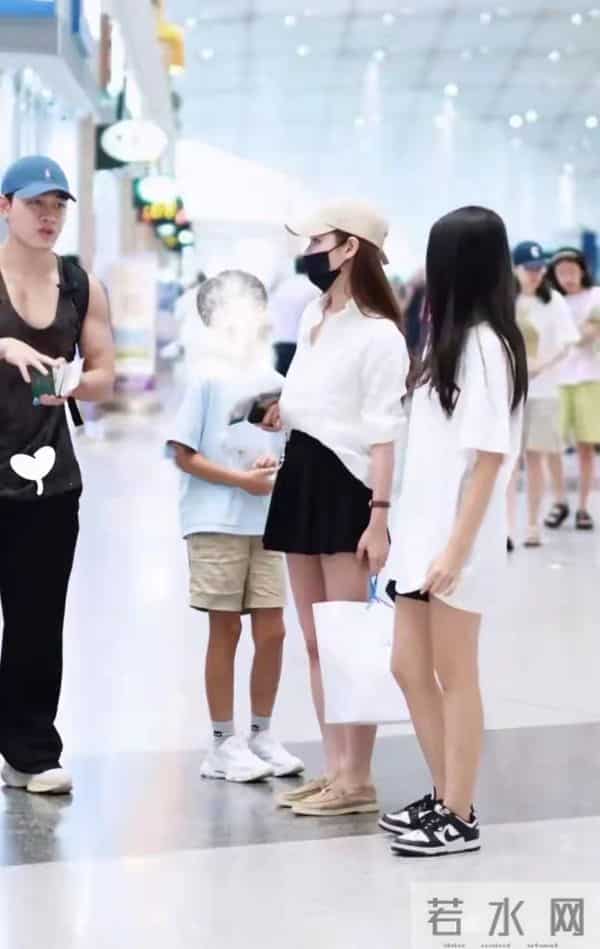 小S惊艳出席活动,马筱梅反照顾大S孩子,原来生前亲妈委托过