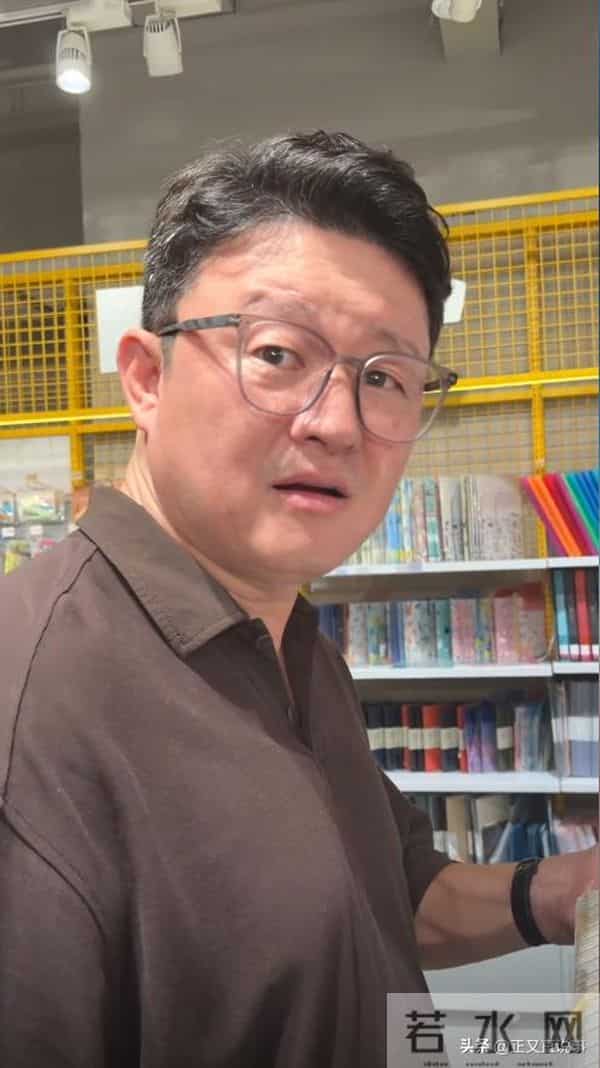 明星也嫌贵！知名演员去文具店，笔记本1105，橡皮1999，店家回应