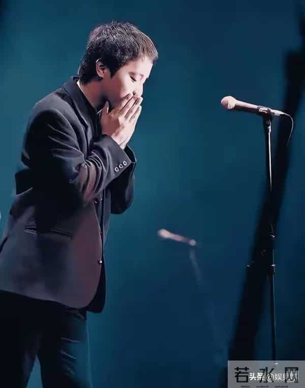 王菲没想到，自己56岁的前夫如今隐居阿那亚，把生活过成了一首诗