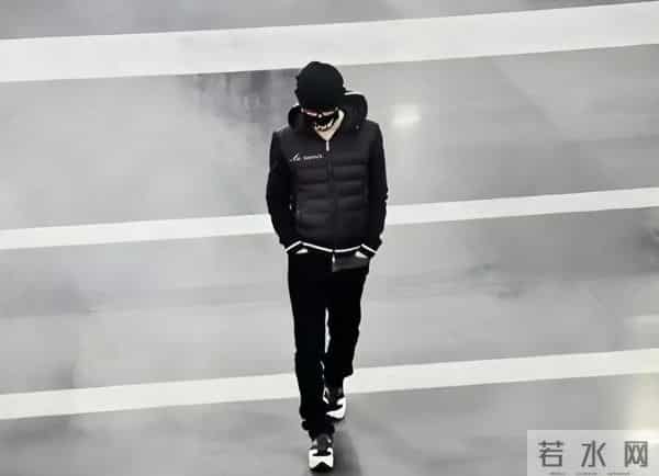 王宝强机场生图帅出新高度，最后受益的却是王一博