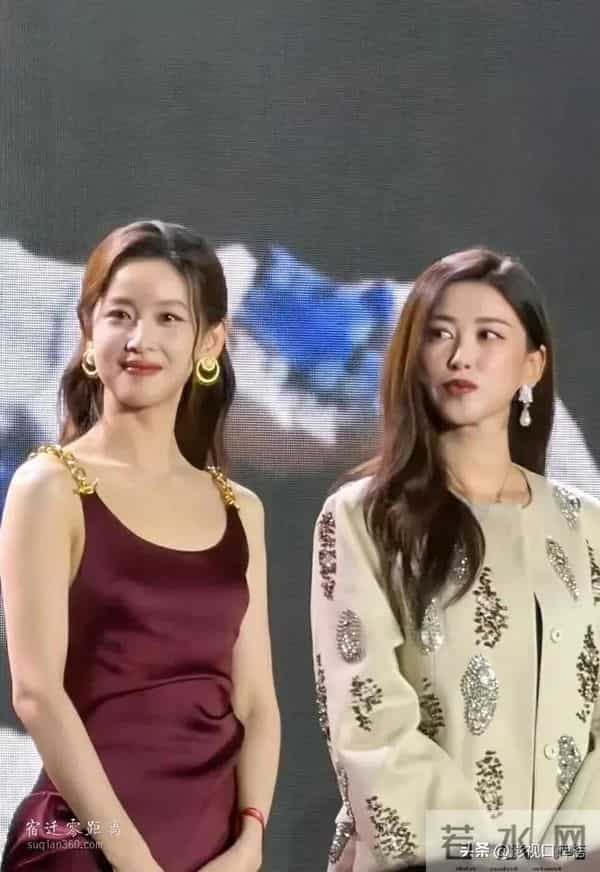 出席艺术晚宴,章泽天穿洒红色裙显成熟,朱珠穿中式外套沉稳大气