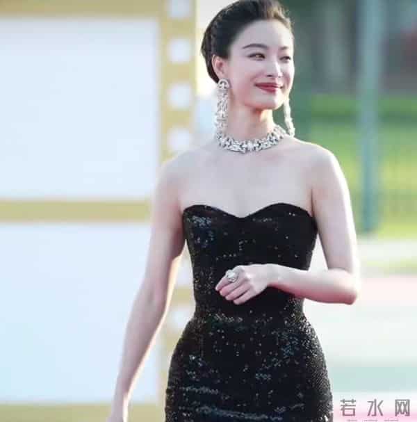 精修图VS生图:关晓彤膀大腰圆,倪妮老气了不少,辛芷蕾选错裙子