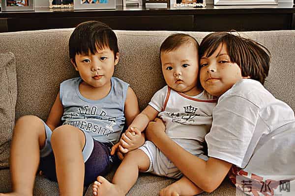 雷颂德夫妇同框放闪,移民英国生活富足惬意,模特太太被赞不见老