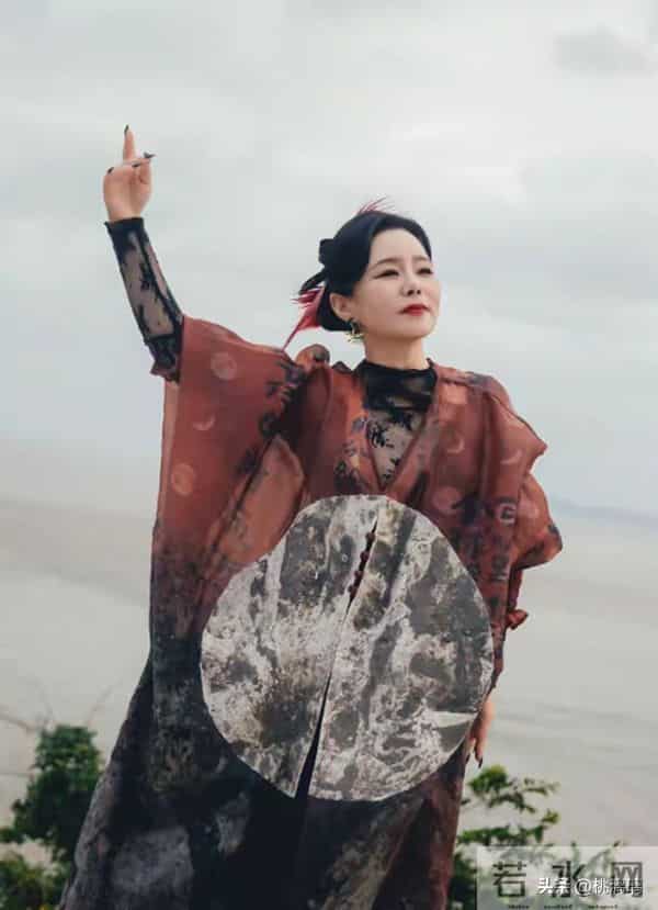 50岁龚琳娜选择深山独居，离婚后重新活出自我，成功走出悲伤