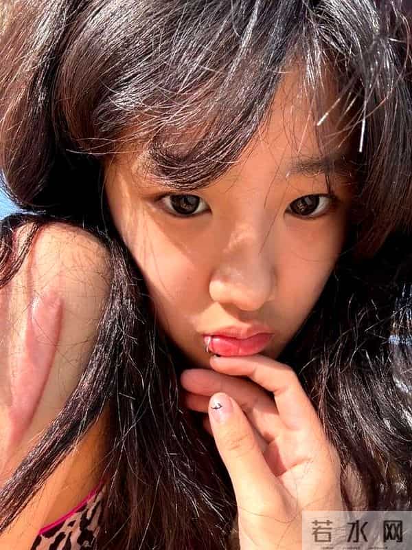 贾静雯大女儿近照，梧桐妹穿比基尼秀身材，耳后侧腰纹身超抢镜