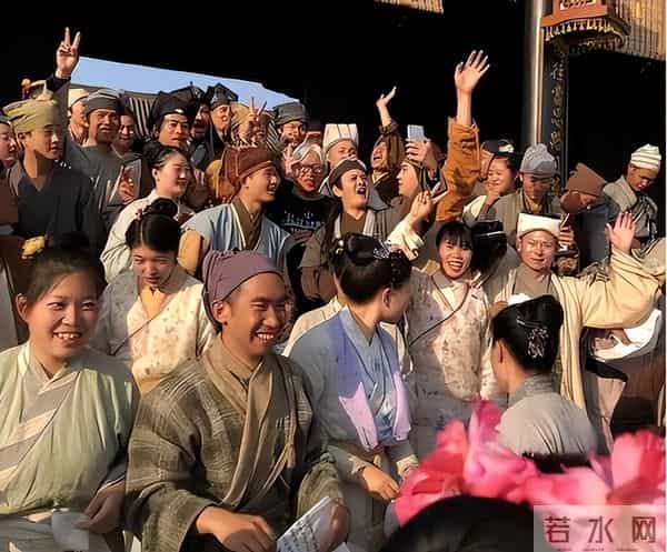 横店13万群演的悲哀！美女懒汉扎堆，老外抢市场，钱没赚到还受伤