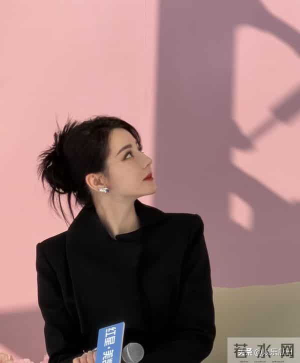 迪丽热巴今日现身南京参加活动 黑色高定配盘发 高贵冷艳 完全女王